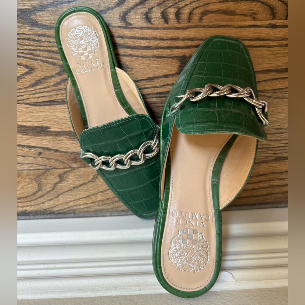 Vince Camuto Green Mules with Silver Chain - Picture 7 of 7